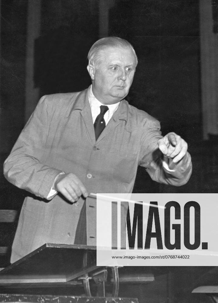 Orig caption Fritz Busch, guest conductor April 1951 Note F Busch, 1890 1951, German conductor Sticks Photo report Photo series Point See also BBB835 Publ in RiR 27 55, 38 81 persons FRITZ BUSCH sites GERMANY STOCKHOLM SWEDINER sp sw