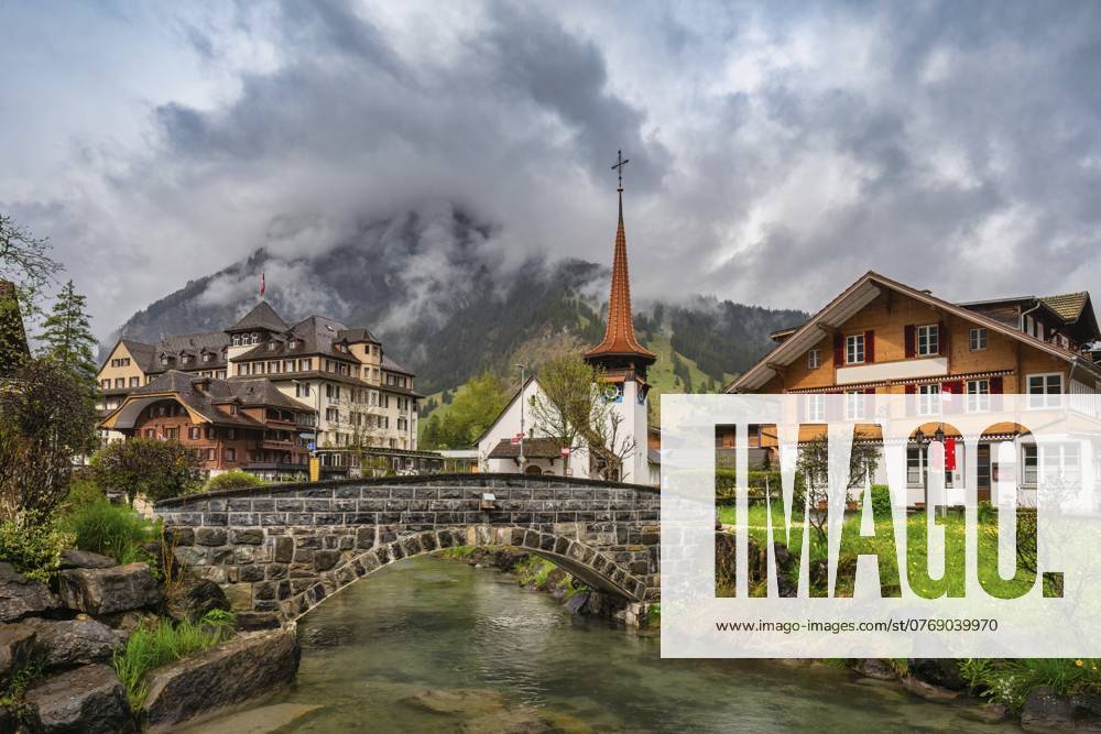 Kandersteg Schweiz, Stadtsilhouette am Fluss Kander und evangelische Kirche Kandersteg Switzerland, city skyline at Kander River and Evangelical church