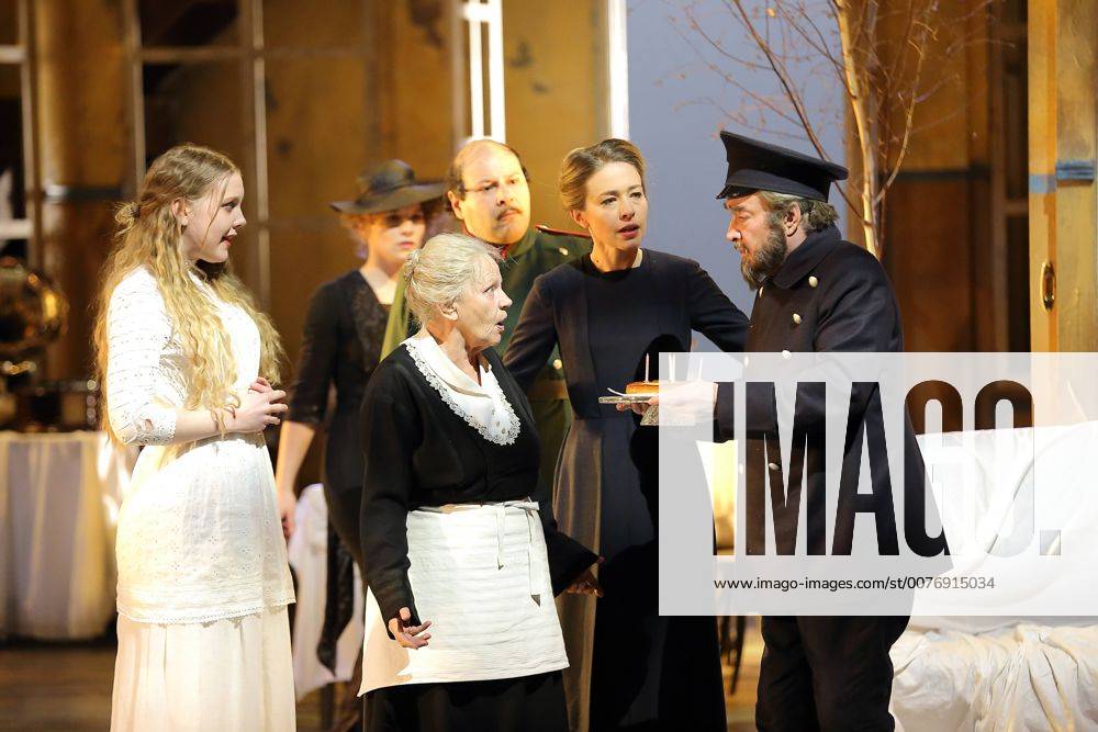 Karla Sengteller (als Irina), Antonia Bill (als Mascha), Gudrun Ritter (als Anfissa), Georgios Tsivanoglou (als Wassili Wassiljewitsch Soljony), Laura Tratnik (als Olga) und Martin Seifert (als Ferapont), vlnr, bei der Fotoprobe zu Drei Schwestern im Berliner Ensemble. Premiere am 17. Dezember 2015. Drei Schwestern von Anton Tschechow. Inszenierung Leander Haußmann. Bühne Lothar Holler. Kostüme Janina Brinkmann. Berliner Ensemble Drei Schwestern ТÑÄи Ñ?еÑ?Ñ‚ÑÄÑ‹
