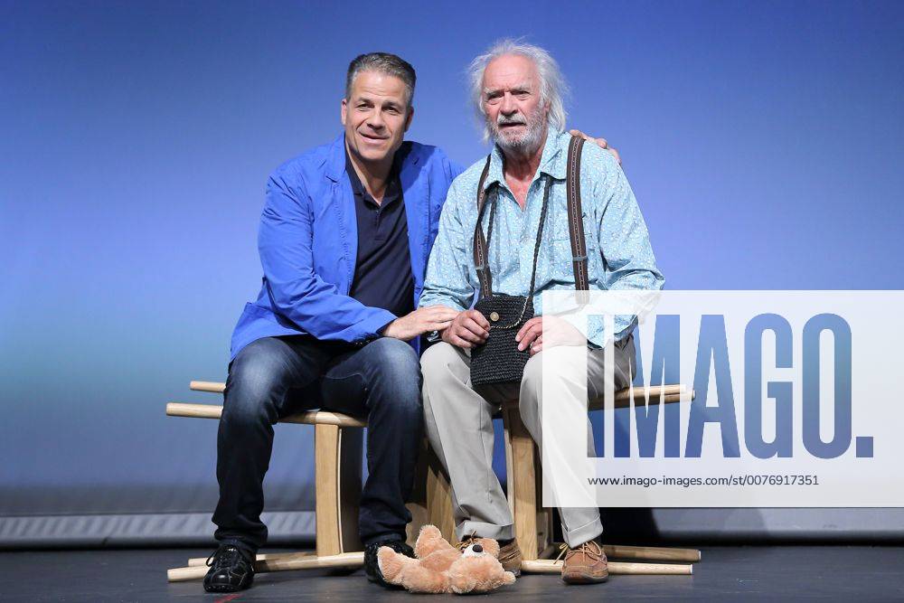 Karsten Speck (als Niko Rosenbach) und Achim Wolff (als Amandus Rosenbach), vl, bei der Fotoprobe zum Stück Honig im Kopf im Schlosspark Theater Berlin. Uraufführung ist am 18. Juni 2016. Nach dem gleichnamigen Film von Til Schweiger. Regie Rene Heinersdorff. Bühne und Kostüm Stephan von Wedel. Schlosspark Theater Berlin Honig im Kopf