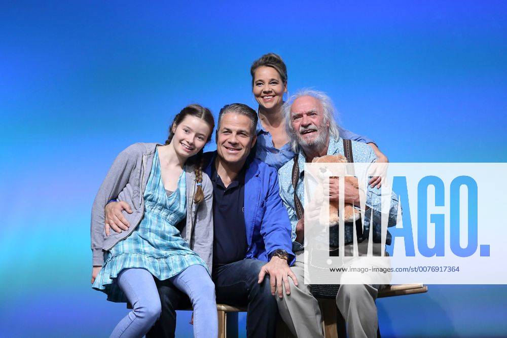 Nastassja Revvo (als Tilda Rosenbach), Karsten Speck (als Niko Rosenbach), Astrid Kohrs (als Sarah Rosenbach) und Achim Wolff (als Amandus Rosenbach), vl, bei der Fotoprobe zum Stück Honig im Kopf im Schlosspark Theater Berlin. Uraufführung ist am 18. Juni 2016. Nach dem gleichnamigen Film von Til Schweiger. Regie Rene Heinersdorff. Bühne und Kostüm Stephan von Wedel. Schlosspark Theater Berlin Honig im Kopf