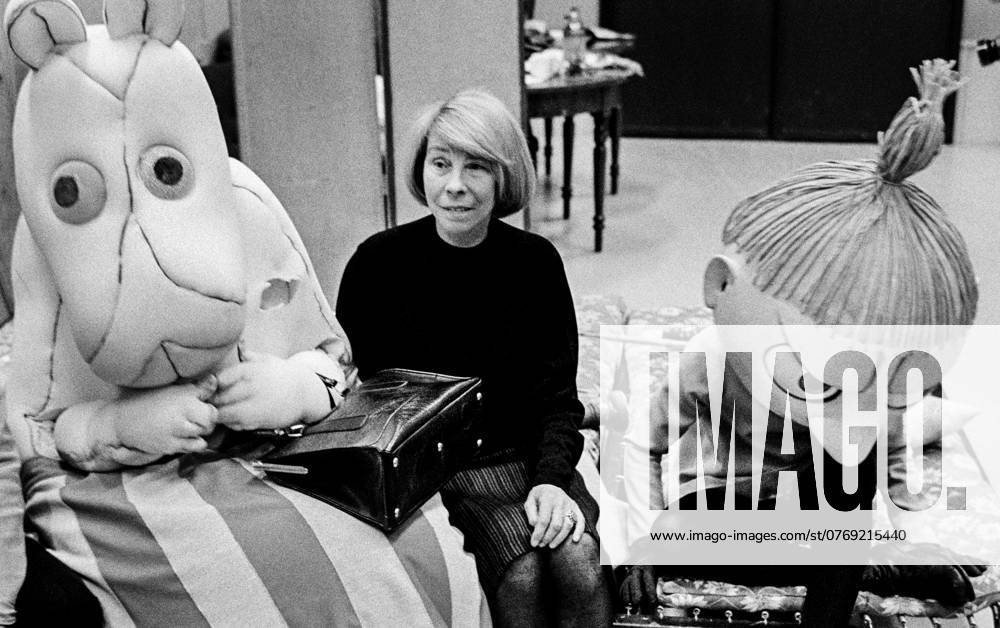 Report for the CHRISTMAS CALENDAR MOOMINDALEN TV program by Tove and Lars Janson directed by Pi Lind and Ingegerd Lönnroth First broadcast 1973 12 01 Here you can see Tove Jansson, author and artist, as well as Moominmamman and Lilla My Sweden