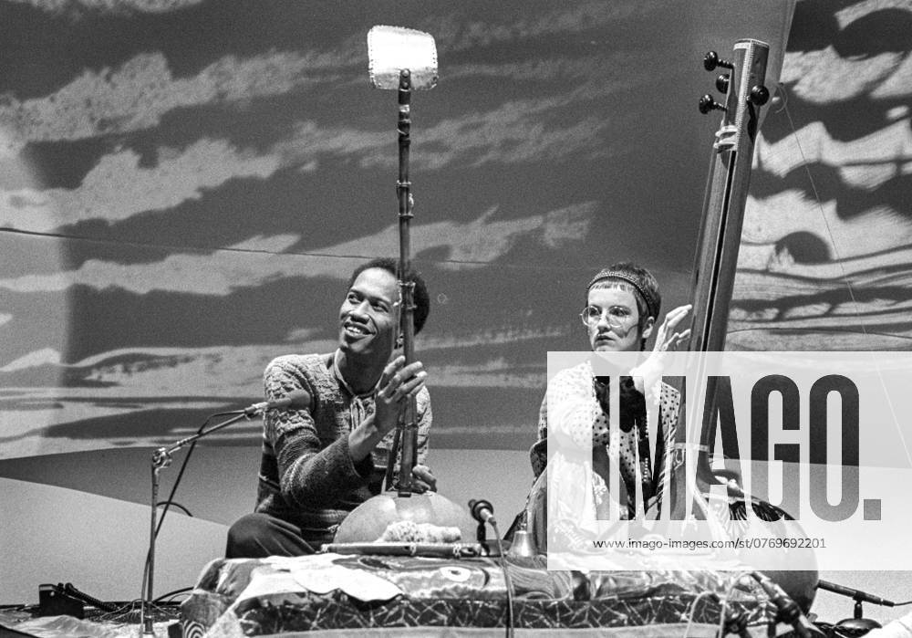 ARCHIVE 1977 02 15 Don Cherry Organic Music in the TV program Vad gaendt that you are here which was broadcast for the first time on March 13, 1977 in TV2 On the right, Monica Cherry Stockholm Sweden sp sw