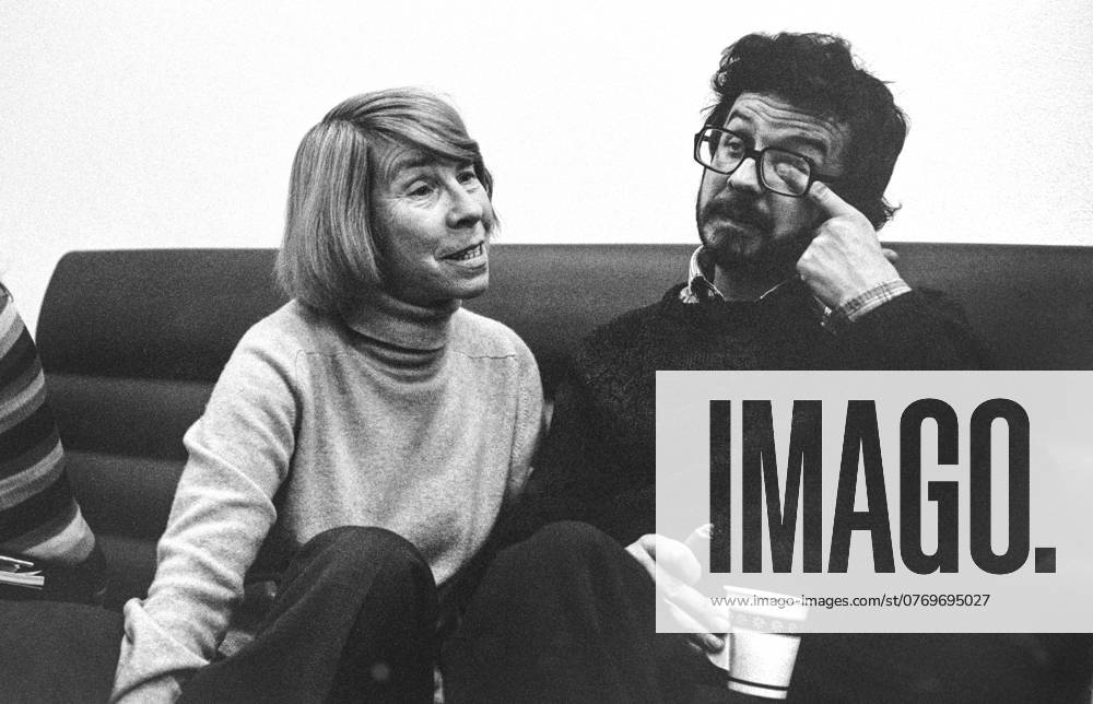 1973 09 25 Report for the CHRISTMAS CALENDAR MOOMINDALEN TV program by Tove and Lars Jansson directed by Pi Lind and Ingegerd Lönnroth First broadcast 1973 12 01 Here Tove Jansson, writer and artist, and Pi Lind, poking themselves in the eye are seen Sweden