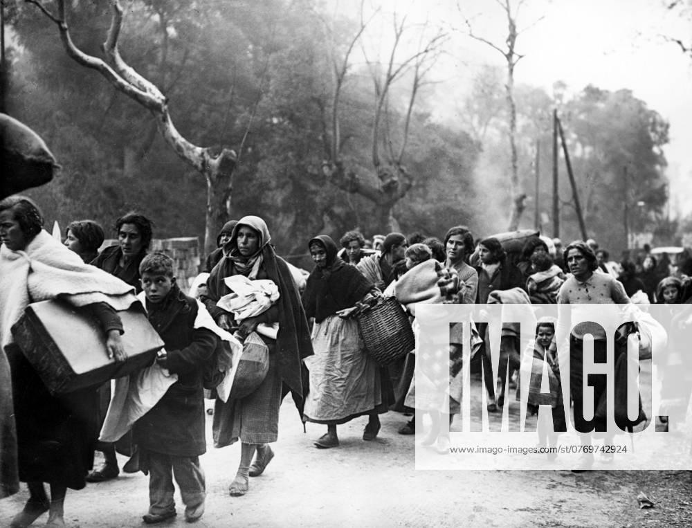 Orig caption LEXODE DES REFUGIES ESPAGNOLS Femme et enfants espagnols sur la route du Perthus, venant chercher asile sur la terre Francaise Note Spanish Civil War armed conflic