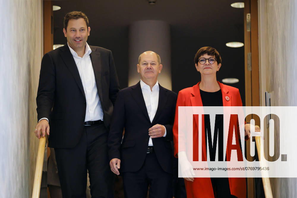 Photo session ahead of the SPD party executive committee meeting in the Atrium Willy Brandt Haus Lars Klingbeil, SPD Party Chairman, Olaf Scholz SPD , Federal Chancellor, and Saskia Esken, SPD Party Chairwoman Berlin, 13 10 2024 Berlin Germany