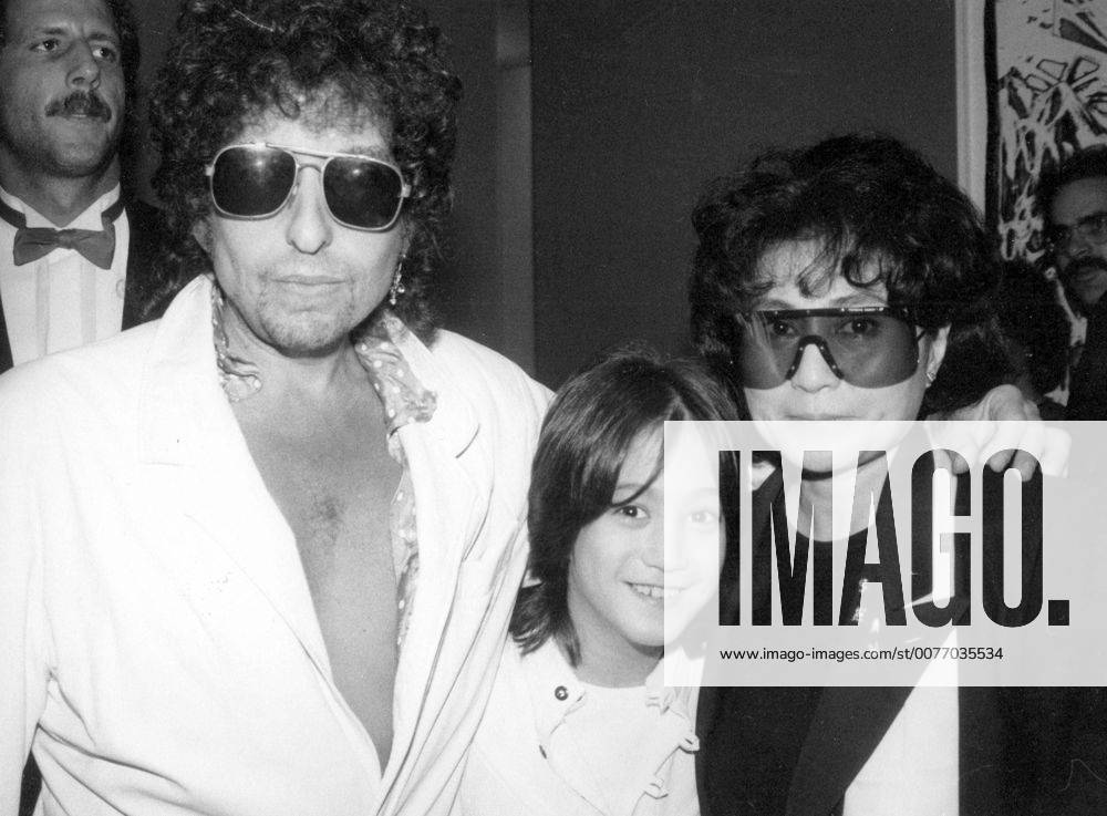 Sept. 30, 2005 - BOB DYLAN AT A PARTY THROWN FOR HIM 1985.WITH YOKO ONO AND SEAN LENNON. PT- PHOTOS - ZUMAg49_ 20050930_gaf_g49_033