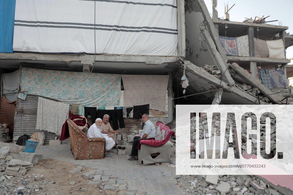 Nahostkonflikt, Gaza, Eindrücke aus Chan Junis (241014) -- GAZA, Oct. 14, 2024 -- Palestinians sit among buildings destroyed by Israeli strikes in the southern Gaza Strip city of Khan Younis, on Oct. 13, 2024. (Photo by Xinhua) MIDEAST-GAZA-KHAN YOUNIS-DAILY LIFE RizekxAbdeljawad