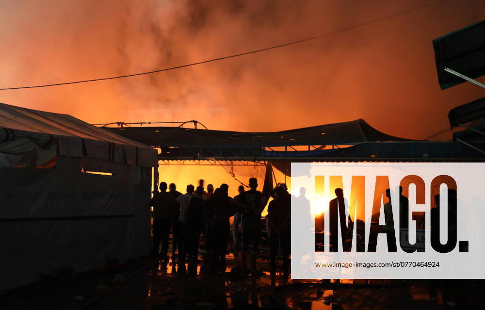 Nahostkonflikt, Gaza, Eindrücke aus Deir al Balah Israeli Airstrike In Gaza, Palestine People attempt to extinguish a fire at the site of an Israeli strike on tents sheltering displaced people amid the Israel-Hamas conflict in Deir Al-Balah, Gaza Strip, on October 14, 2024. Gaza Palestine