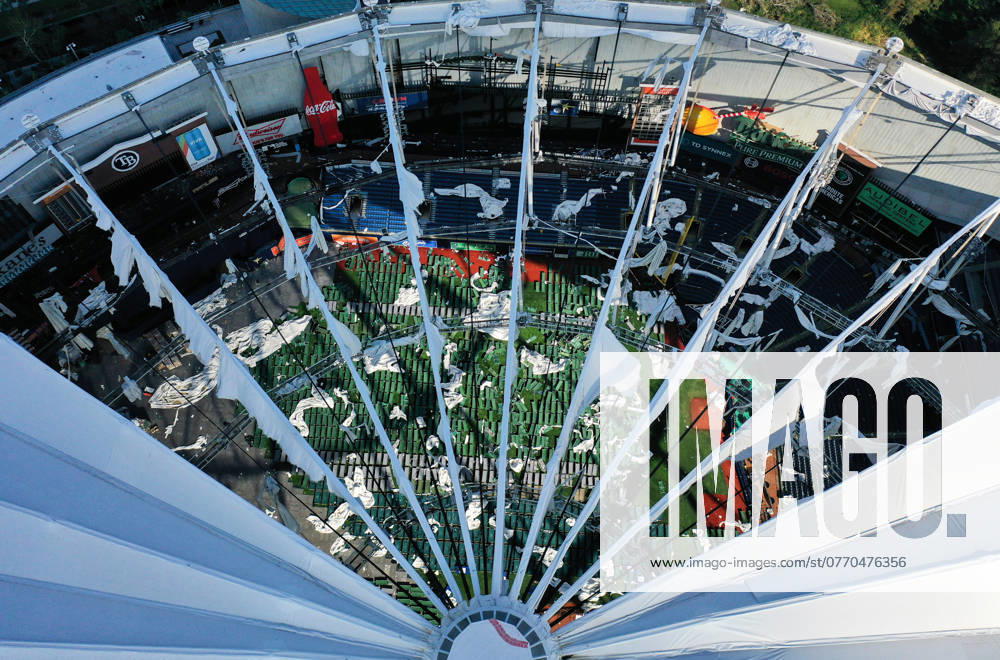 KW41 USA, durch Hurrikan Milton zerstörtes Stadiondach in Tampa October 13, 2024, St. Petersburg, Florida, United States: (EDITORS NOTE: Image taken with drone) In this aerial view, the domed roof at Tropicana Field, the home of the Tampa Bay Rays, is seen ripped to shreds from Hurricane Miltonis powerful winds in St. Petersburg. The storm passed through the area on October 10, 2024, making landfall as a Category 3 hurricane in Siesta Key, Florida. St. Petersburg United States - ZUMAs197 20241013_aaa_s197_535