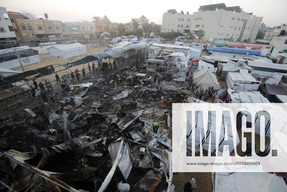 Nahostkonflikt, Gaza, Eindrücke aus Deir al Balah A view of the destruction after Israeli attacks targeting the tents of displaced civilians at courtyard of Al-Aqsa Martyrs Hospital A view of the destruction after Israeli attacks targeting the tents of displaced civilians at courtyard of Al-Aqsa Martyrs Hospital in Deir al-Balah, Gaza on October 14, 2024. At least three Palestinians were killed and 40 injured in an Israeli strike on tents housing displaced civilians in the Gaza Strip early Monday, according to local media. Photo by Omar Ashtawy apaimages Dair EL-Balah Gaza Strip Palestinian Territory 141024_Dair_EL-Balah_OSH_00(42)
