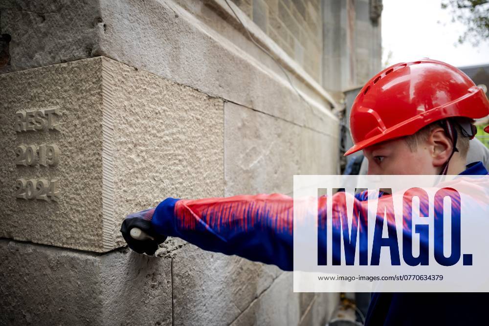 UTRECHT - Children from group 8 of elementary school Pieterskerkhof during the placing back of the last block of natural stone in Utrecht s Dom Tower. It is the final act of the restoration, which took five years. ANP ROBIN VAN LONKHUIJSEN netherlands out - belgium out