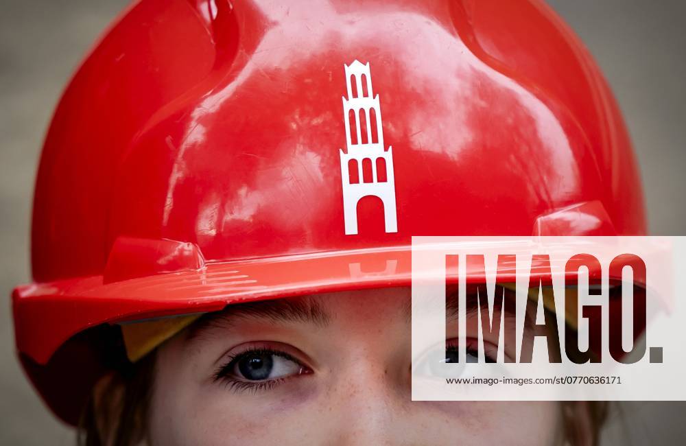 UTRECHT - Children from group 8 of elementary school Pieterskerkhof during the placing back of the last block of natural stone in Utrecht s Dom Tower. It is the final act of the restoration, which took five years. ANP ROBIN VAN LONKHUIJSEN netherlands out - belgium out