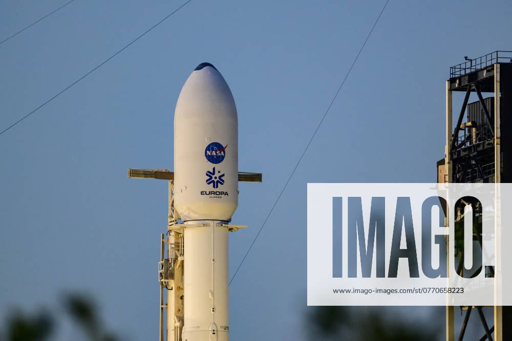 USA, SpaceX Falcon Heavy Rakete in Cape Canaveral October 14, 2024, Merritt Island, Florida, USA: A SpaceX Falcon Heavy rocket with the Europa Clipper spacecraft onboard is seen at Launch Complex 39A as preparations continue for the Europa Clipper mission at NASAÃ¢â‚¬â ¢s Kennedy Space Center in Florida on Oct. 13, 2024. NASAÃ¢â‚¬â ¢s Europa Clipper spacecraft will study the habitability of Jupiter s icy moon Europa. Liftoff is scheduled for 12:05 p.m. EDT, Oct. 14, 2024. Merritt Island USA - ZUMAb267 20241014_znp_b267_001