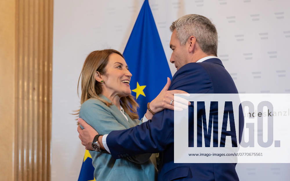 20241014 Arbeitsbesuch der EU-Parlamentspraesidentin R. Metsola bei BK K. Nehammer WIEN, OESTERREICH - 14. OKTOBER: Praesidentin des Europaeischen Parlaments Roberta Metsola und OeVP Bundesparteiobmann und Bundeskanzler Karl Nehammer beim Handshake und gemeinsamen Begruessungsworten vor dem Arbeitsbesuch im Bundeskanzleramt am 14. Oktober 2024 in Wien, Oesterreich. 241014_SEPA_17_039