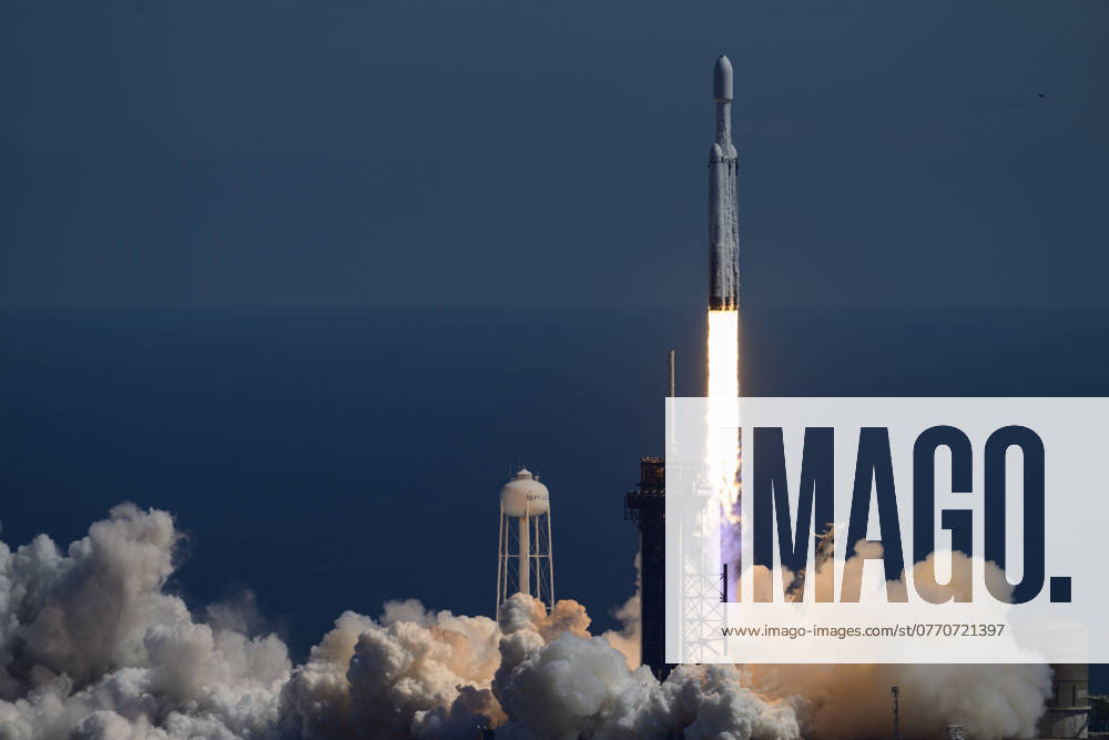 A SpaceX Falcon Heavy rocket with NASAâ€⠢s Europa Clipper spacecraft onboard launches from Launch Complex 39A at NASAâ€⠢s Kennedy Space Center in Florida on Oct. 14, 2024. NASAâ€⠢s Europa Clipper spacecraft will study the habitability of Jupiter s icy moon Europa. Merritt Island USA - ZUMAb268 20241014_znp_b268_012