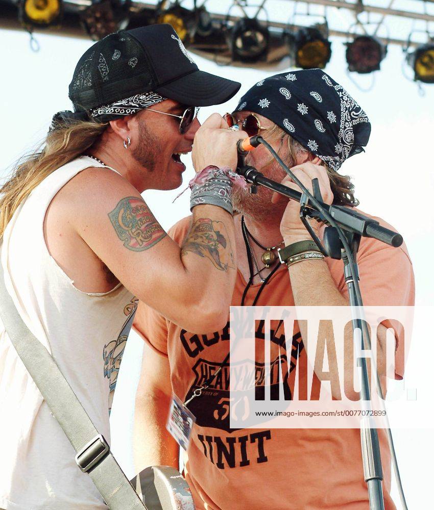 Cross Canadian Ragweed plays with Ray Wylie Hubbard..K44032RV.WILLIE NELSON S FOURTH OF JULY PICNIC FORT WORTH TEXAS 07-04-2005. RANDAL VANDERVEER- - ZUMAg49_ 20050706_gaf_g49_035
