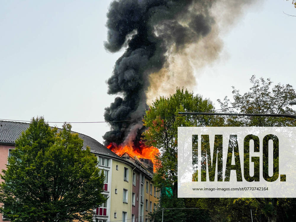 Flammen schlagen aus Dach! Dachstuhlbrand, Schwarze Rauchsäule von Weitem sichtbar 7aIMG: 0494644 Brand NAHE Beruflicher Schule in Castrop - Schwarze Rauchsäule von Weitem sichtbar, Dachstuhlbrand Castrop-Rauxel, wartburgstr 104 Erstinfo. weiteres folgt. ++ O-Ton Feuerwehr ++ Heiner Holtkotte: Heiner Holtkotte, Pressesprecher der Feuerwehr Kassel-Braunschweiz. 7aktuell: Wo befinden wir uns, und was ist hier passiert? Heiner Holtkotte: Wir wurden heute um 15:07 Uhr zur Wartburgstraße alarmiert. Es wurde ein Dachstuhlbrand an der dortigen Berufsschule gemeldet. Glücklicherweise stellte sich heraus, dass es nicht die Berufsschule ist, sondern ein Nachbargebäude, ein Wohnhaus, bei dem derzeit Dachdeckerarbeiten durchgeführt werden.