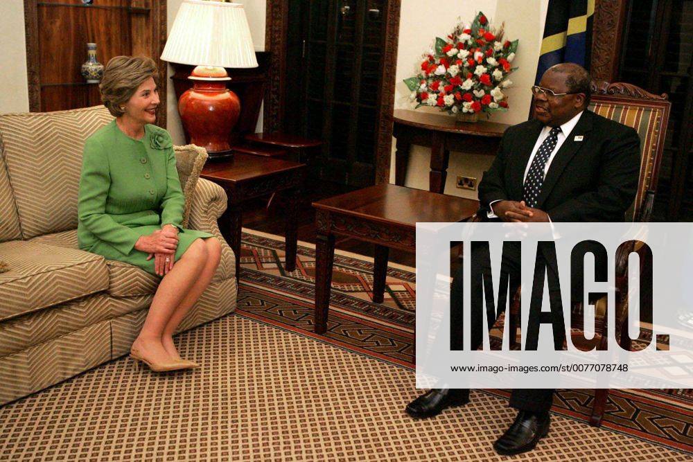 U.S. - KRT WORLD NEWS STAND ALONE PHOTO SLUGGED: LAURABUSH KRT PHOTOGRAPH BY KRISANNE JOHNSON THE WHITE HOUSE (July 13) Laura Bush meets with President Benjamin Mkapa at the Presidential Residence in Dar Es Salaam, Tanzania, Wednesday, July 13, 2005. Mrs. Bush is visiting Africa to highlight U.S. aid and partnerships promoting programs for girls education, HIV AIDS awareness and women s empowerment. (lde) 2005. - ZUMAm67_ 20050713_baf_m67_028