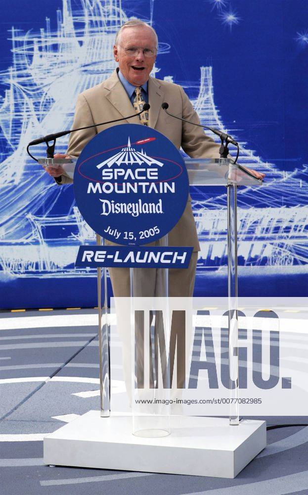 Jul 15, 2005; Anaheim, CA, USA; NEIL ARMSTRONG at the Relaunch of ÒSpace MountainÓ ride at Disneyland in Anaheim, California. Mandatory - ZUMAl64_ 20050715_spa_l64_006
