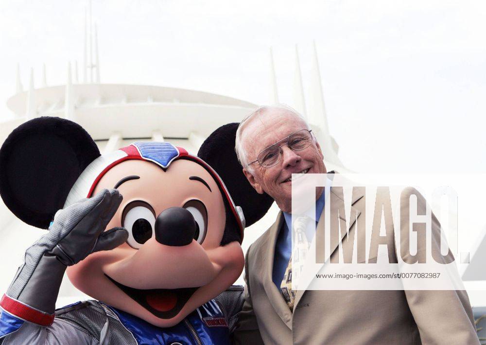Jul 15, 2005; Anaheim, CA, USA; NEIL ARMSTRONG at the Relaunch of ÒSpace MountainÓ ride at Disneyland in Anaheim, California. Mandatory - ZUMAl64_ 20050715_spa_l64_008