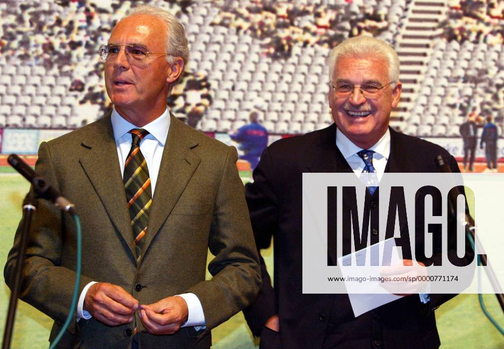 Präsident Franz Beckenbauer (li.) und Vizepräsident Fedor Radmann (beide Organisationskomitee der Weltmeisterschaft 2006) Fußball WM Herren Vorstellung der Sonderpostwertzeichen zur Weltmeisterschaft 2006, Präsentation 2003, Pressetermin Gruppe Berlin