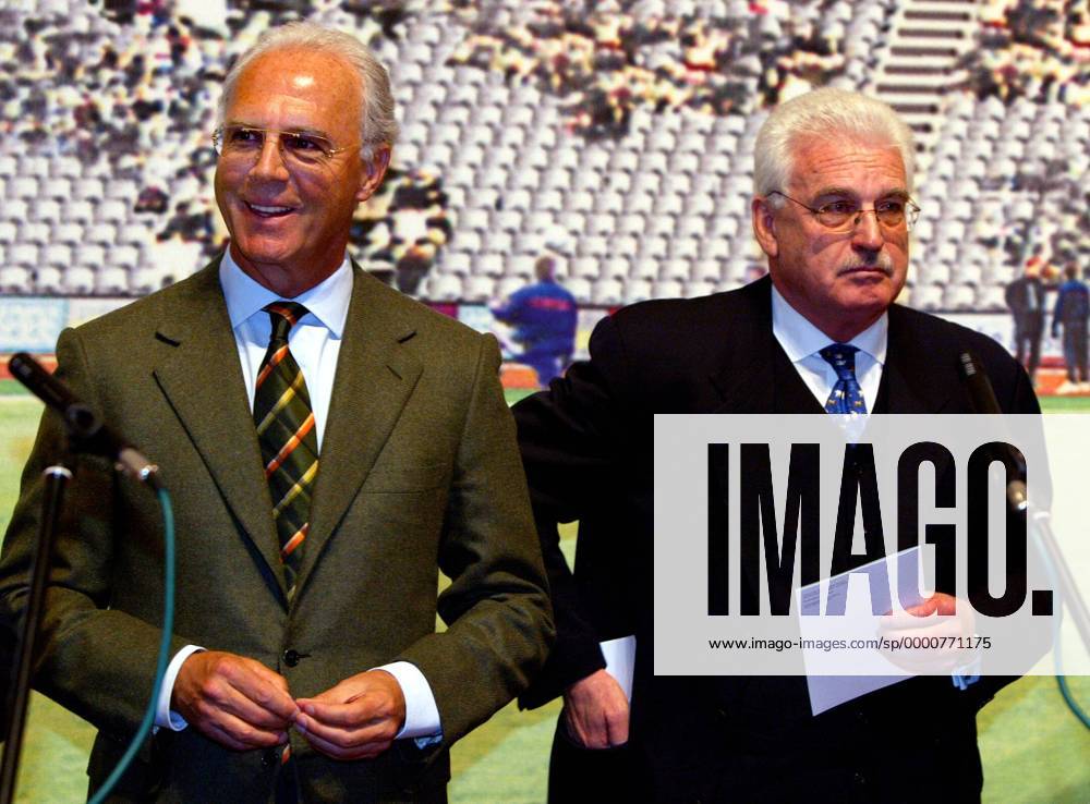 Präsident Franz Beckenbauer (li.) und Vizepräsident Fedor Radmann (beide Organisationskomitee der Weltmeisterschaft 2006) Fußball WM Herren Vorstellung der Sonderpostwertzeichen zur Weltmeisterschaft 2006, Präsentation 2003, Pressetermin Gruppe Berlin