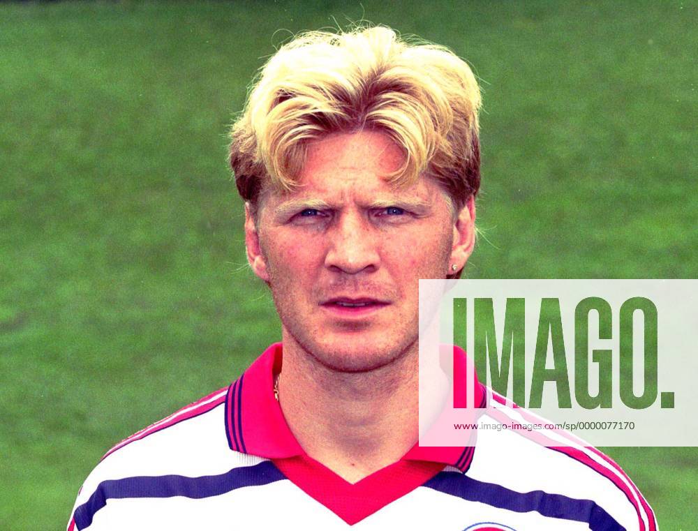 Stefan Effenberg (München) im Porträt Fußball 1. BL Herren Saison 1998 1999: Porträttermin, Vorstellung, Präsentation, Kader FC Bayern München Porträt Olympiastadion München