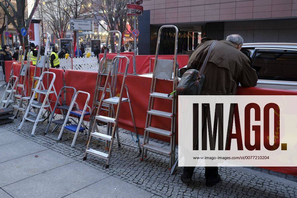 Leitern der Pressefotografen neben dem Hyatt-Hotel anlässlich der 67. Berlinale am Potsdamer Platz in Berlin 67. Internationale Filmfestspiele Berlin