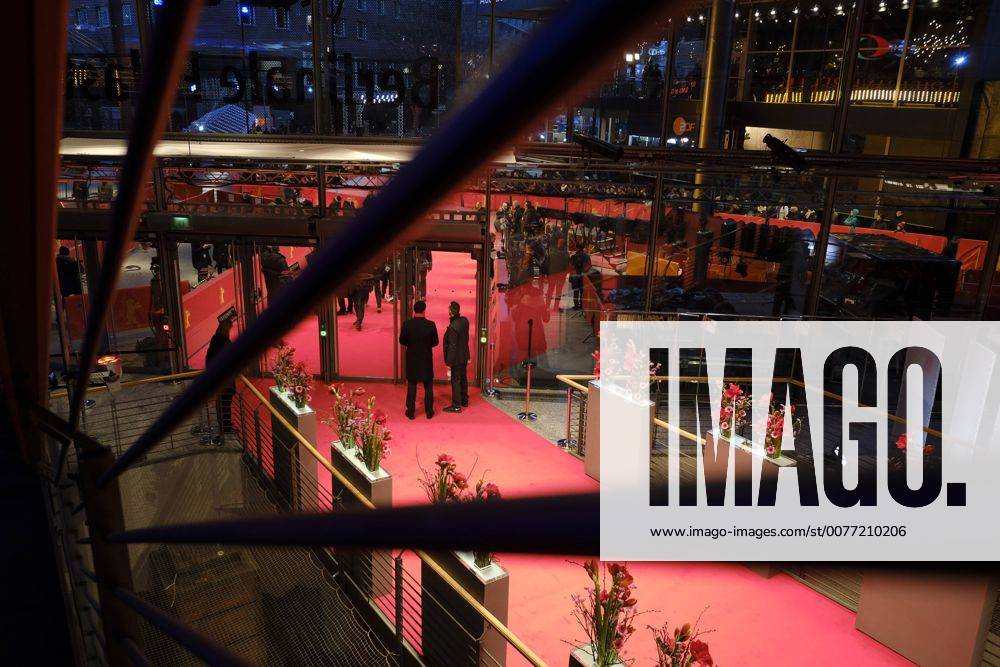 Premierengäste auf dem Roten Teppich anlässlich der Eröffnung der 67. Berlinale im Berlinale-Palast am Potsdamer Platz in Berlin 67. Internationale Filmfestspiele Berlin