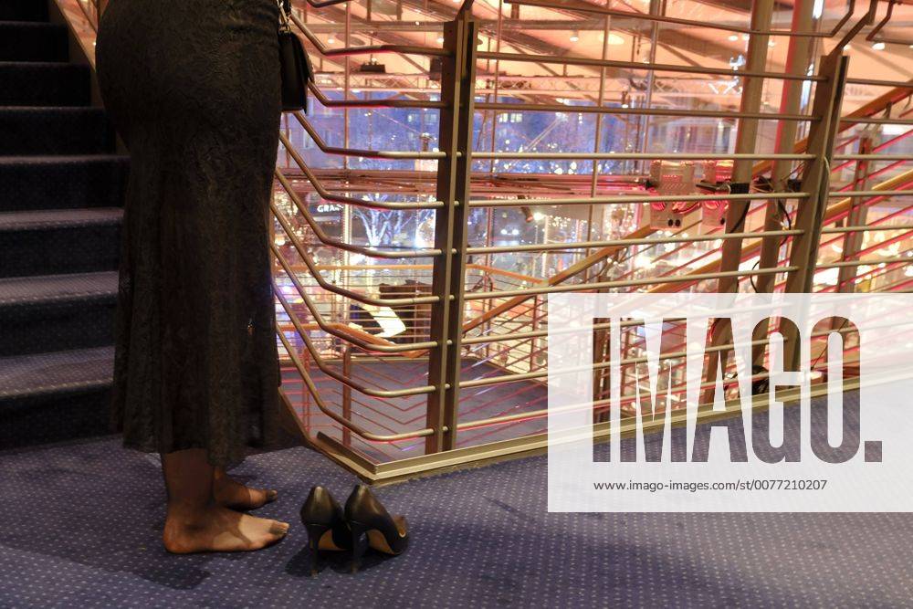 Um die Füße zu schonen wartet eine Mitarbeiterin der Berlinale vorerst barfuss, bevor die Gäste zur Eröffnung der 67. Berlinale im Berlinale-Palast am Potsdamer Platz eintreffen 67. Internationale Filmfestspiele Berlin