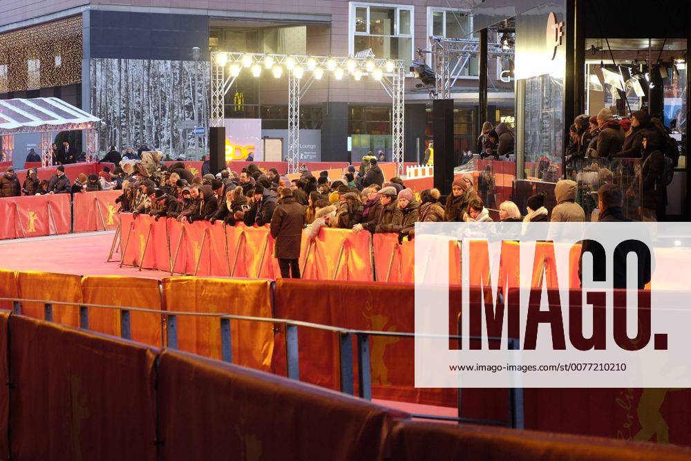 Filmfans warten anlässlich der Eröffnung der 67. Berlinale vor dem Berlinale-Palast am Potsdamer Platz in Berlin 67. Internationale Filmfestspiele Berlin