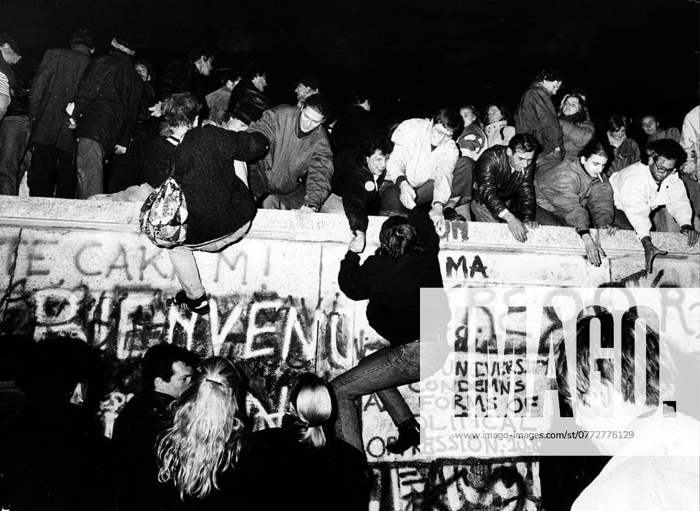 SECRET POLITICS 80 The fall of the Berlin Wall in November 1989 The wall separating East Berlin from West Berlin was erected in 1961 The picture published in the book Images that changed Sweden a story about Express photojournalism 1944 2004 BERLIN GERMANY PB CODE 50