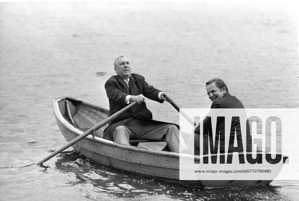HARPSUND 1975 06 04 Prime Minister Olof Palme S in the famous Harpsundsekan, for the day rowed by Polands leader Edward Gierek HARPSUND SWEDEN
