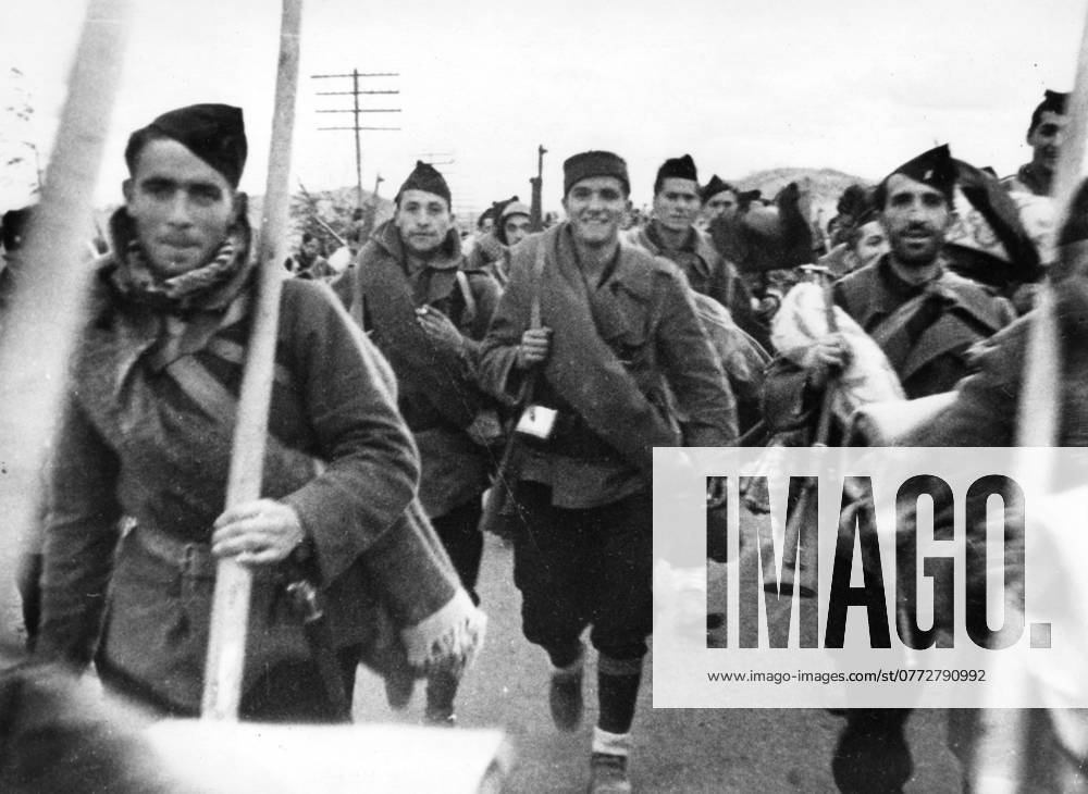 Orig caption LA GUERRE CIVILE EN ESPAGNE LA BATAILLE AUTOUR DE MADRID Des renforts nationaux montent en ligne Note Spanish Civil War armed conflict between right wing and left wing forces in Spain 1936 39 The war b
