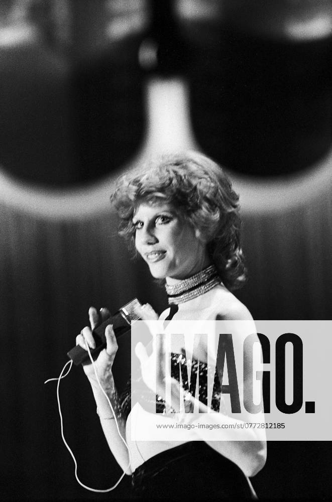 Penny McLean (DDR-Auftritt) Die österreichische Sängerin und Esoterik-Autorin auf der Bühne bei ihrem Auftritt in Ein Kessel Buntes im Ost-Berliner Friedrichstadt-Palast, DDR 1976. An diesem Abend trat auch Costa Cordalis auf. Ost-Berlin Friedrichstadt-Palast Deutschland (DDR)