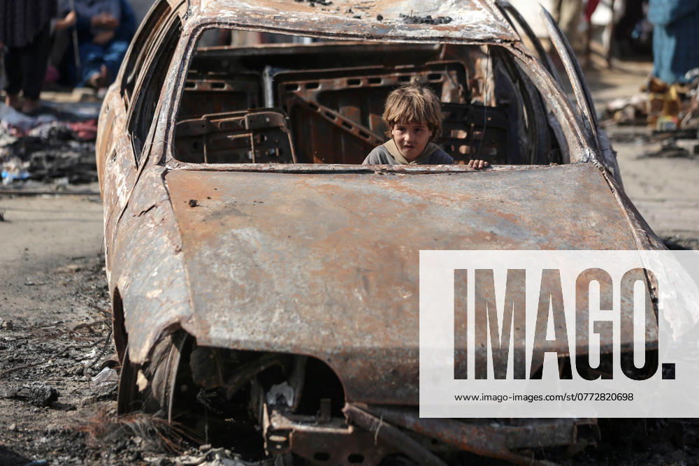 Nahostkonflikt, Gaza, Eindrücke aus Deir al Balah Aftermath of Israeli Airstrike in Gaza, Palestine A displaced Palestinian boy looks out from a destroyed car due to an Israeli airstrike on the tents of the displaced inside the Al-Aqsa Martyrs Hospital, amid the Israel-Hamas conflict, in Deir Al-Balah, Gaza Strip, on October 16, 2024. Gaza Palestine