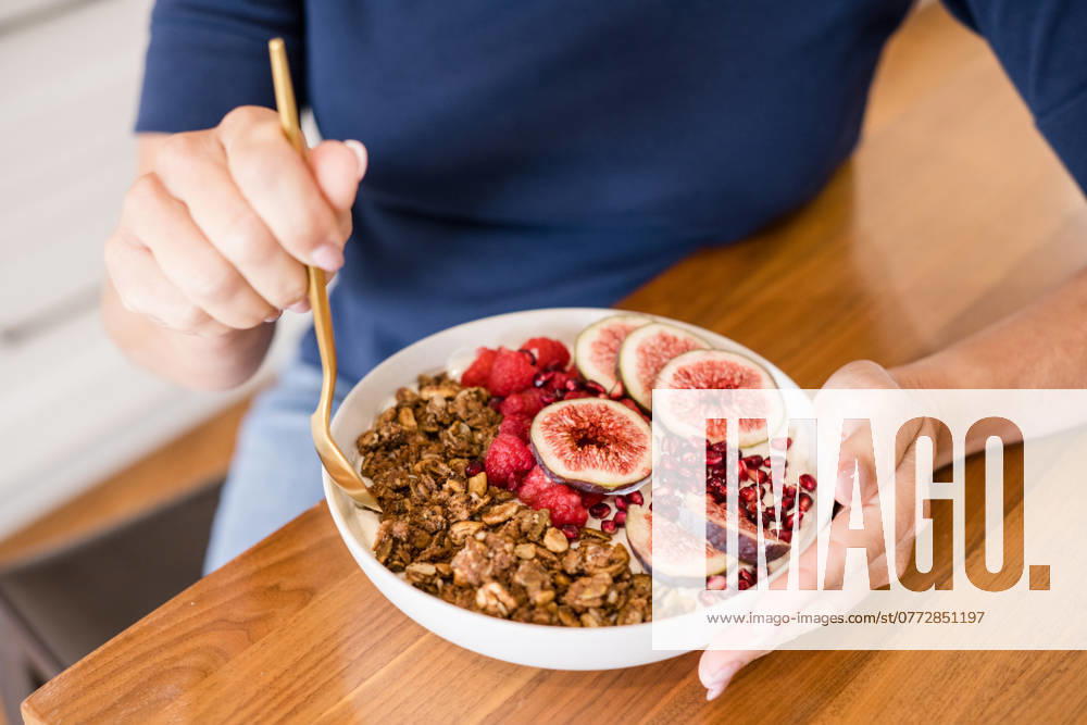 Woman holding a bowl of yogurt Napa, California, United States CR_HOOX241007-1551622-01 ,model released, Symbolfoto