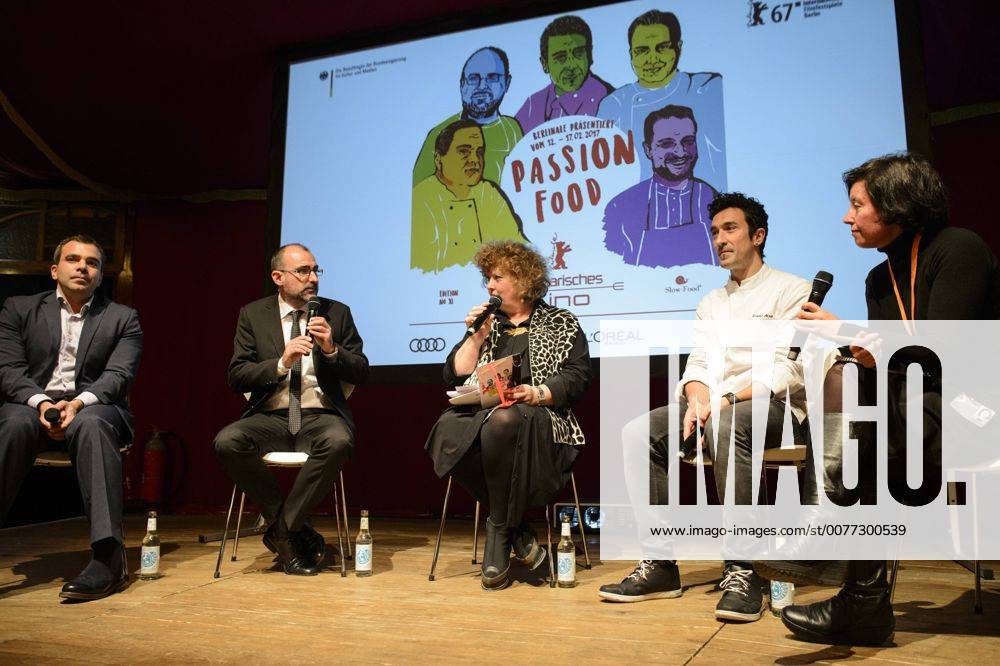 Die spanische Regisseure Ãngel Parra und Jose Antonio Blanco mit Moderatorin Madeleine Jakits und dem baskische Sternenkoch Eneko Atxa bei dem Eröffnungsabend der Sektion Kulinarisches Kino der Berlinale am 12.02.2017