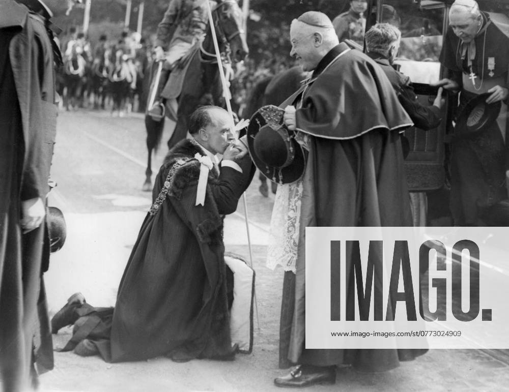 Orig caption EUCHARISTIC CONGRESS IN DUBLIN Arrival of his excellency cardinal Lauri, papal regate at Kin