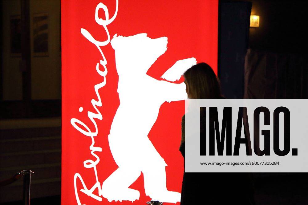 Kinobesucherin kommt zur Filmvorführung von Le jeune Karl Marx im Rahmen von Berlinale Goes Kiez am 13. Februar 2017 im Odeon Kino in Berlin. Berlinale Goes Kiez