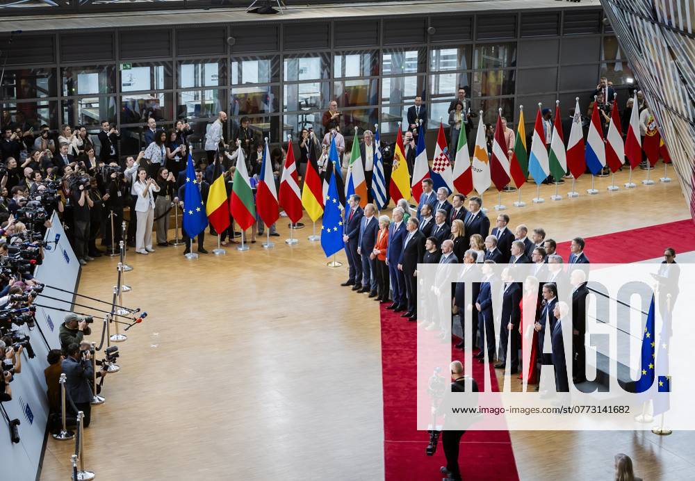 BRUSSELS - Prime Minister Dick Schoof poses with other EU leaders and Ukrainian President Volodymyr Zelensky for a group photo on the first day of European summit in Brussels. ANP REMKO DE WAAL netherlands out - belgium out