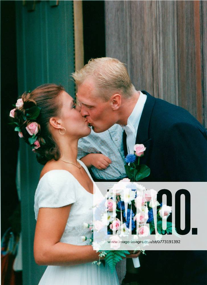 Klas Ingesson, soccer player Sweden national team marries Veronica Staaf, Vicky , family, wedding, marriage, kiss 1996 06 22 c LINDAHL BJÖRN Aftonbladet IBL Bildbyra EXPRESSEN OUT AFTONBLADET 75436 Sverige fotboll