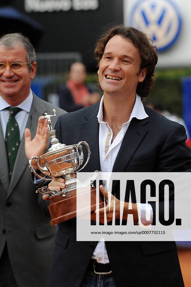 Carlos Moya (ESP) erhält anlässlich seines Karriereendes eine Trophäe o0 Pokal Objekte Freude