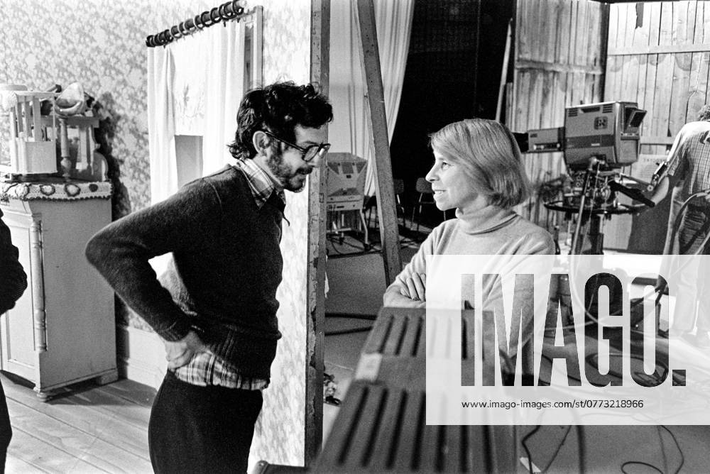 1973 09 25 Report for the CHRISTMAS CALENDAR MOOMINDALEN TV program by Tove and Lars Janson directed by Pi Lind and Ingegerd Lönnroth First broadcast 1973 12 01 Pi Lind, director, and Tove Jansson, writer and artist are seen here Sweden