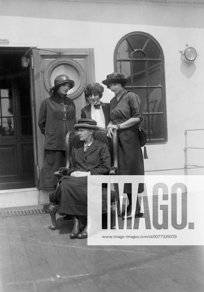 IMAGO ICONS: Marie Curie December 6, 2016 - Physicist Marie Curie (seated) with her daughters Irene and Eve, and Mrs. William B. Maloney (center), on RMS OIympic, Arriving in New York City, New York, USA, to Raise Funds for Radium Research, Bain News Service, 1921 - ZUMAg145 20161206_zza_g145_014
