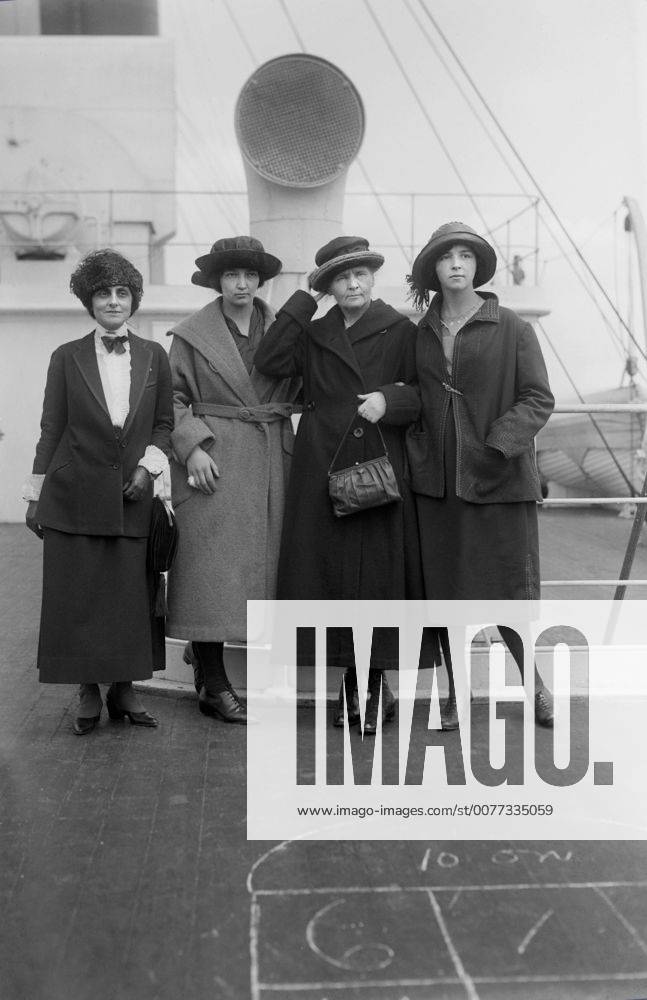 IMAGO ICONS: Marie Curie December 6, 2016 - Physicist Marie Curie (2nd Right) Standing with her daughters Irene and Eve, and Mrs. William B. Maloney, on RMS OIympic, Arriving in New York City, New York, USA, to Raise Funds for Radium Research, Bain News Service, 1921 - ZUMAg145 20161206_zza_g145_019