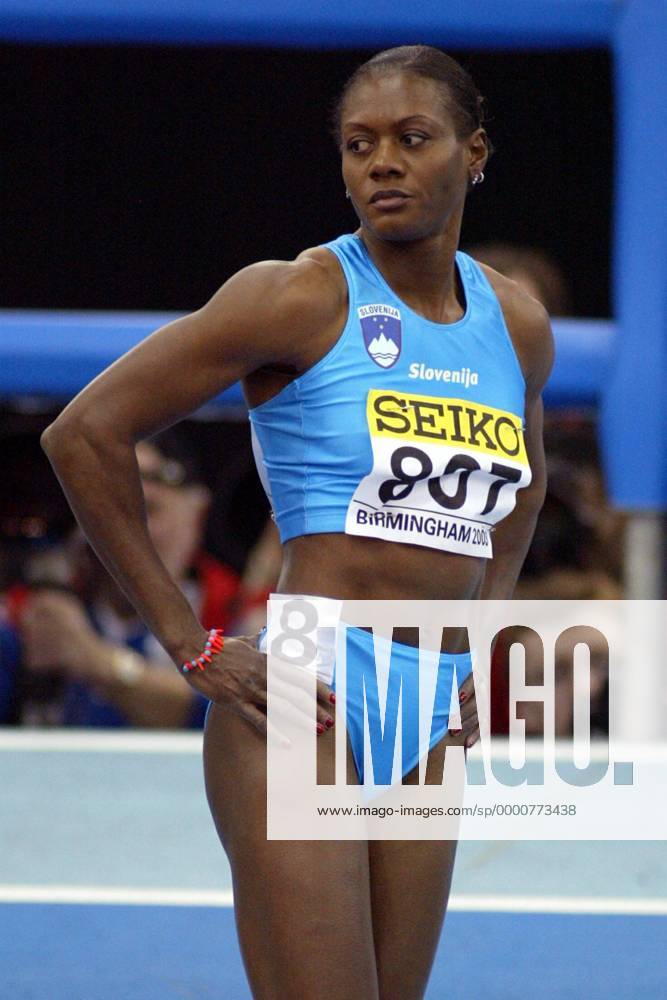 Merlene Ottey (Slowenien) nachdenklich Leichtathletik WM Damen IAAF Hallen-Weltmeisterschaft 2003, Hallenweltmeisterschaft, Halle, Indoor, Nationaltrikot, Einzelbild Birmingham Nachdenklichkeit,