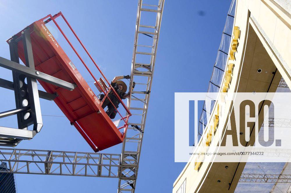 Los Angeles, California, U.S - A worker sets up in front of Dolby Theatre in preparation for the 89th Academy Awards in Los Angeles, Wednesday, February 15, 2017. The Academy Awards will be held Sunday, February 26, 2017. Los Angeles U.S. - ZUMAc68_ 20170215_zaf_c68_001
