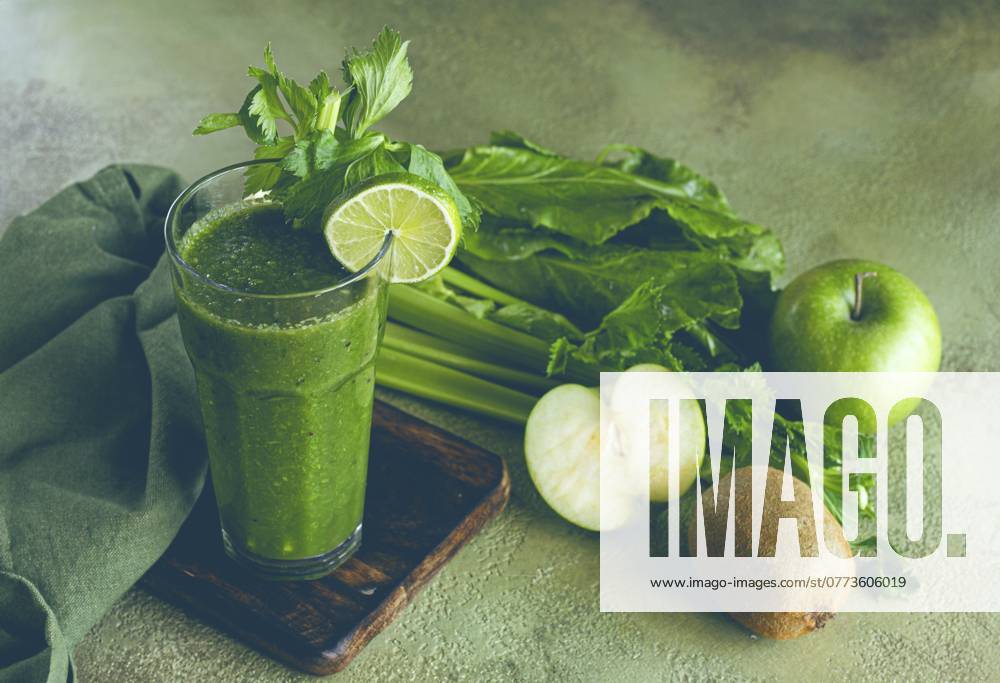 Glas, mit grünem Smoothie, Sellerie und Spinat, Apfel und Kiwi, Gurke, mit Zutaten auf dem Tisch, Gemüse Smoothie, Frühstück, selbstgemacht, ohne Menschen Glass, with green smoothie, celery and spinach, apple and kiwi, cucumber, with ingredients on the table, vegetable smoothie, breakfast, homemade, no people